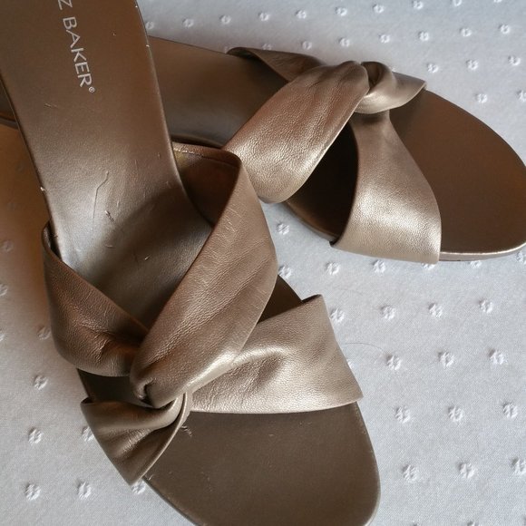 Liz Baker Flared Heel Leather Slip-On Sandal Soft Gold 7M NWT in Original Box - Picture 5 of 9